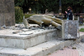 В Судаке неизвестные снесли памятник Ленину (ФОТО)