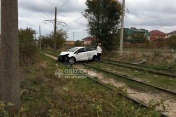 В Одессе автомобиль врезался в столб и остановил трамваи (ФОТО)