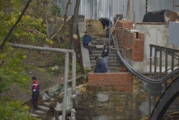 На одесском мосту Коцебу приступили к ремонту лестниц (ФОТО)
