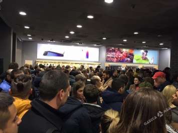 Маркетинговый ход 80 левела: тысячи одесситов решили бесплатно получить iPhone 7 (фото)