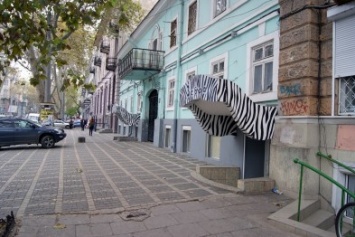 Борьба с рекламой на памятниках архитектуры в Одессе проходит очень избирательно (ФОТО)