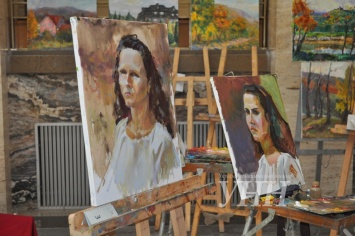 Почти полсотни художников рисовали портреты в холле Закарпатской ОГА
