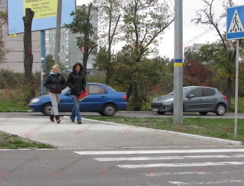 В Бердянске восстанавливают пешеходные переходы через Мелитопольское шоссе