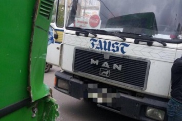 В Харькове грузовик врезался в маршрутку с пассажирами (ФОТО)