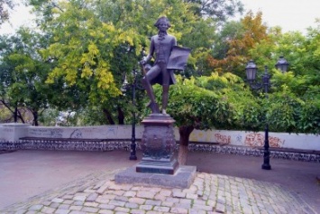 В Одессе уличные поэты "загадили" памятник Де Рибасу (ФОТО)