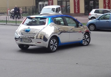 В Киеве засветился зеркальный электромобиль Nissan Leaf