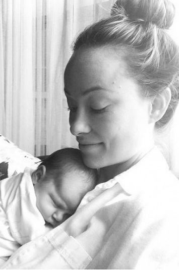 Оливия Уайлд позирует с новорожденной дочерью