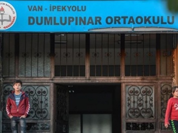 В Турции забросали "коктейлями Молотова" здание начальной школы