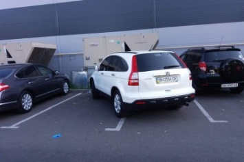 Одесситы жалуются на «мастеров» парковки возле торгового центра (ФОТО)