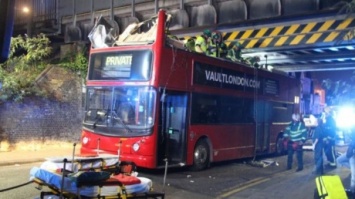 В Лондоне двухэтажный автобус врезался в перекрытие моста, есть пострадавшие