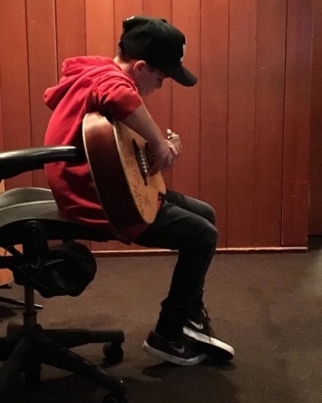 Виктория Бекхэм опубликовала фото играющего на гитаре сына