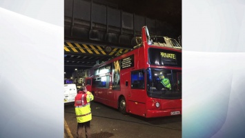 В Лондоне в двухэтажном автобусе снесло крышу после столкновения с мостом, пострадали 21 человек