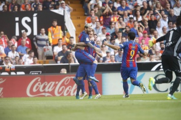 Пенальти на последней минуте спасает "Барселону" от ничьи с "Валенсией"