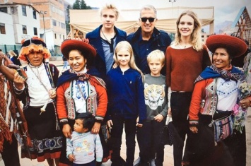 Наталья Водянова со своими детьми и Марио Тестино открыли в Перу игровой парк