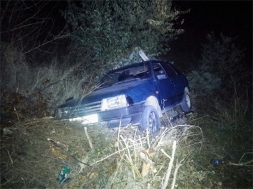 В Приморском в результате маневра автомобиль с пассажирами навис над обрывом