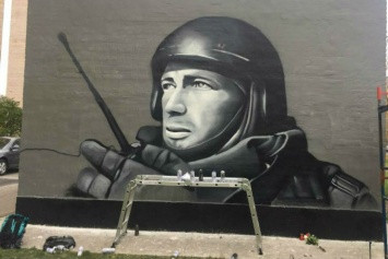 Соцсети высмеяли граффити с Моторолой в Санкт-Петербурге (ФОТО)