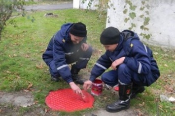 Каховские спасатели покрасили крышки люков пожарных гидрантов в красный цвет