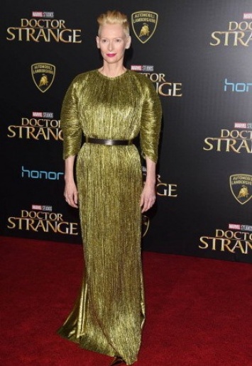 Тильда Суинтон пришла на премьеру фильма в золотом наряде