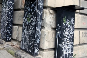 Вандалы против растений: В Одессе объектами внимания художников и вредителей стали телефонные шкафы (ФОТО)