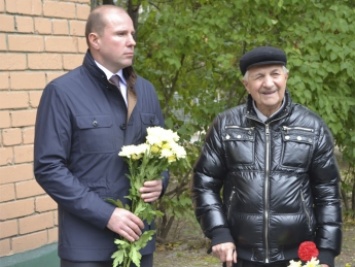 В такие минуты наворачиваются слезы. К памятной табличке Герою Советского Союза пришел с цветами его друг (фото)