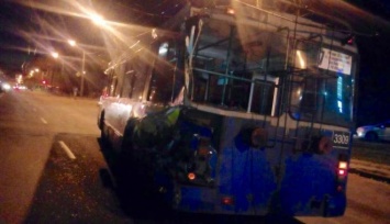 Утром в Харькове грузовик столкнулся с троллейбусом