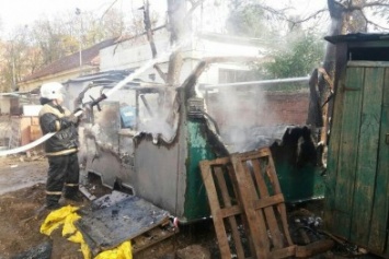 В Полтаве возле Кадетского корпуса сгорел строительный вагончик