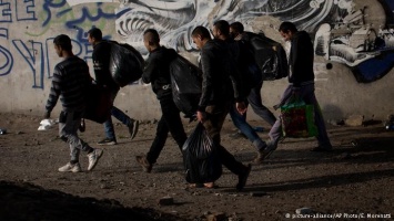 Начался демонтаж лагеря беженцев во французском Кале