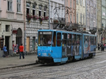 Во Львове водитель трамвая отказалась подождать человека с ограниченными возможностями