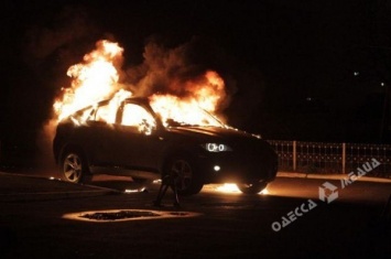 В Одессе дотла сгорел элитный автомобиль
