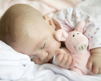 Дети должны спать в комнате родителей в течение первого года жизни