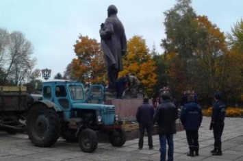 Демонтирован последний памятник Ленину в Украине (ФОТО)