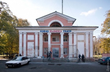 Одесский кинотеатр "Вымпел" решили не сносить: в заброшенном здании начался ремонт