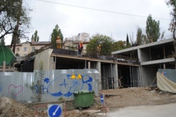 На улице Сосновой в Ялте продолжается строительство многоквартирного дома для переселения граждан из аварийного жилья