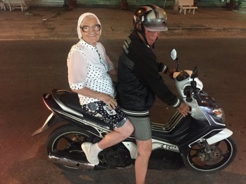 89-летняя бабуля из России путешествует по миру на свою пенсию