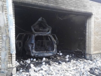 Авто сгорело в гараже в Запорожье
