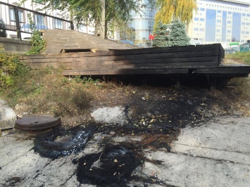 В Киеве подожгли построенный активистами деревянный подиум на берегу реки Лыбедь