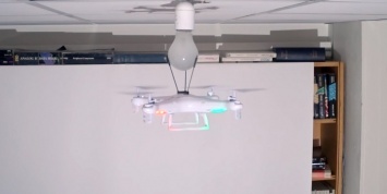 Энтузиаст заменил лампочку с помощью дрона