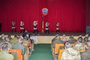 С концертом и книгами - коллективы 45-го Николаевского гарнизонного Дома офицеров побывали на «Широком Лане»