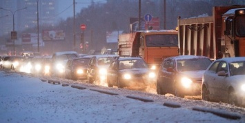 Сильный снегопад спровоцировал 10-бальные пробки в Кемерово