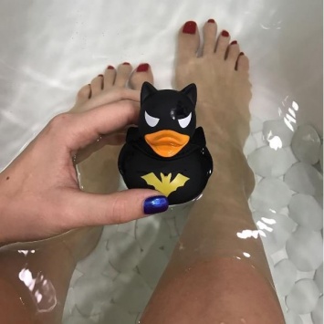 Настасья Самбурская принимает ванну с уточкой в виде Бэтмена