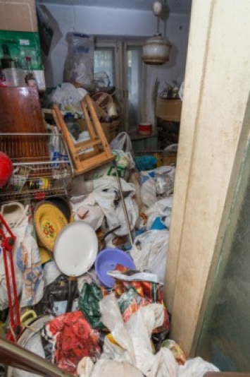 Украинка около 20 лет собирала мусор в своей однокомнатной квартире