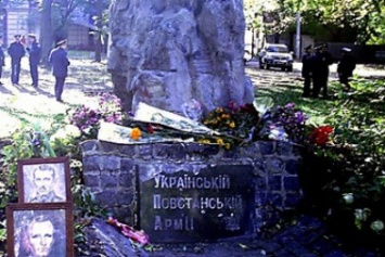 В Харькове неизвестные повредили памятник воинам УПА