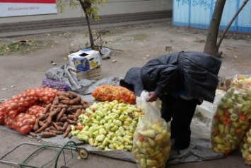 Мариупольские патрульные изъяли со стихиного рынка на Шевченко полтонны овощей и фруктов (ФОТО)