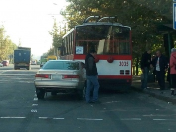 Toyota Camry таранила троллейбус в Николаеве