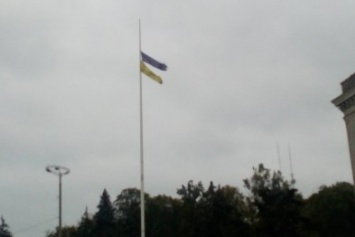 Над Куликовым полем развевается рваный флаг Украины (ФОТО)