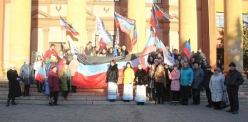 «Развлекательная акция с растягиванием». В Зугрэсе отметили «день флага» «ДНР»