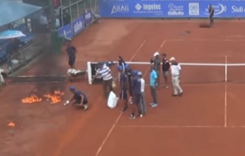 Теннис: В Марокко организаторы турнира подожгли корт, чтобы быстрее его высушить