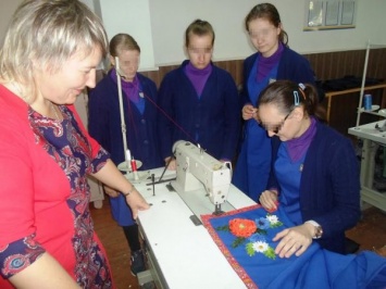 В Запорожской области осужденные девушки освоили профессию швеи