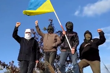 Украинский флаг взвился на Донецком (ВИДЕО)