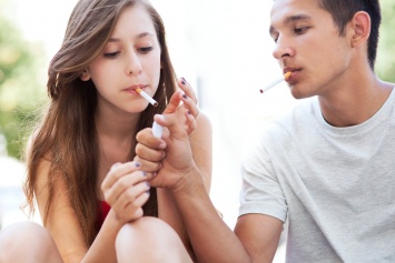 Подростки начинают курить, чтобы не толстеть - ученые